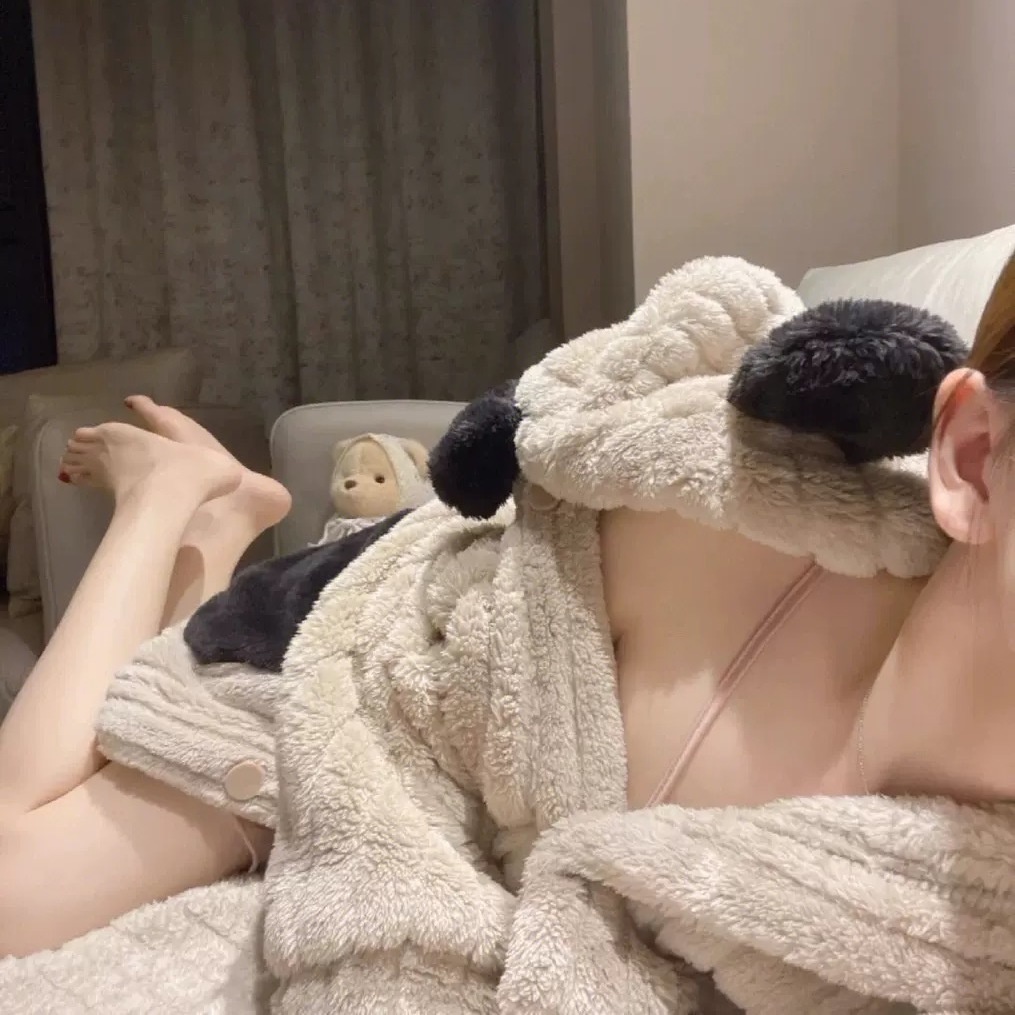 Áo Choàng Ngủ Dáng Dài Bằng Vải Lông Cừu San Hô Có Mũ Trùm Thời Trang Thu Đông Cho Nữ