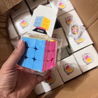 Rubic 3x3 hàng xịn trơn rất dễ xoay ko rít tí nào ạ