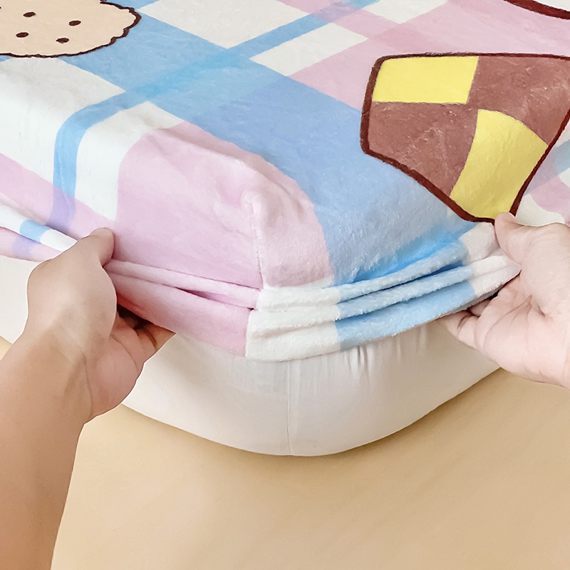 1 Ga Trải Giường Vải Nhung Giữ Ấm 360 Độ In Hoạt Hình kuromi Dễ Thương° Vỏ Bọc Ga Giường Siêu Co Giãn Có Dây Cột Đơn / queen / king