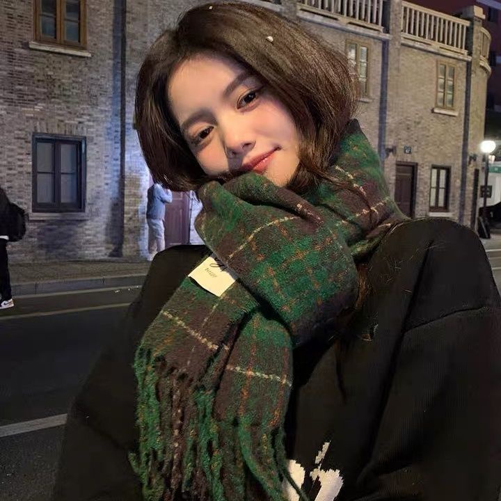 Khăn Choàng Cổ Sọc Caro Đỏ Phối Tua Rua Phong Cách Giáng Sinh Năm Mới Cho Nữ