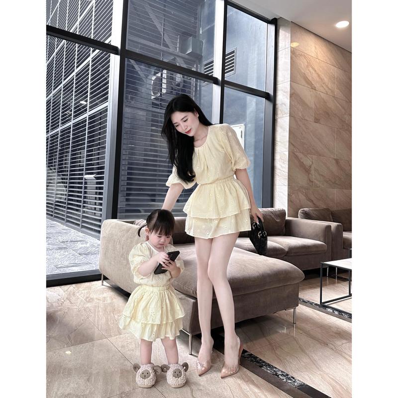Set Đồ Đôi Mẹ Bé Hoa Thêu Be Mix Chân Váy Tầng