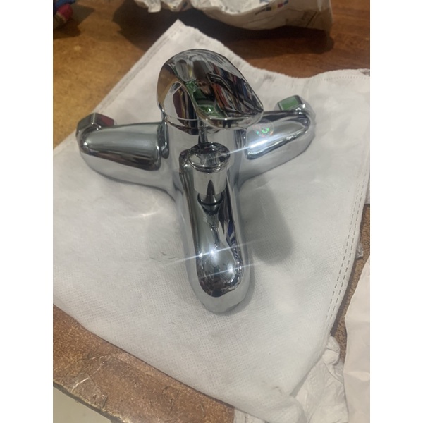 Sen tắm nóng lạnh, vòi chậu rửa mặt lavabo, vòi sen tắm, củ sen, vòi chậu.