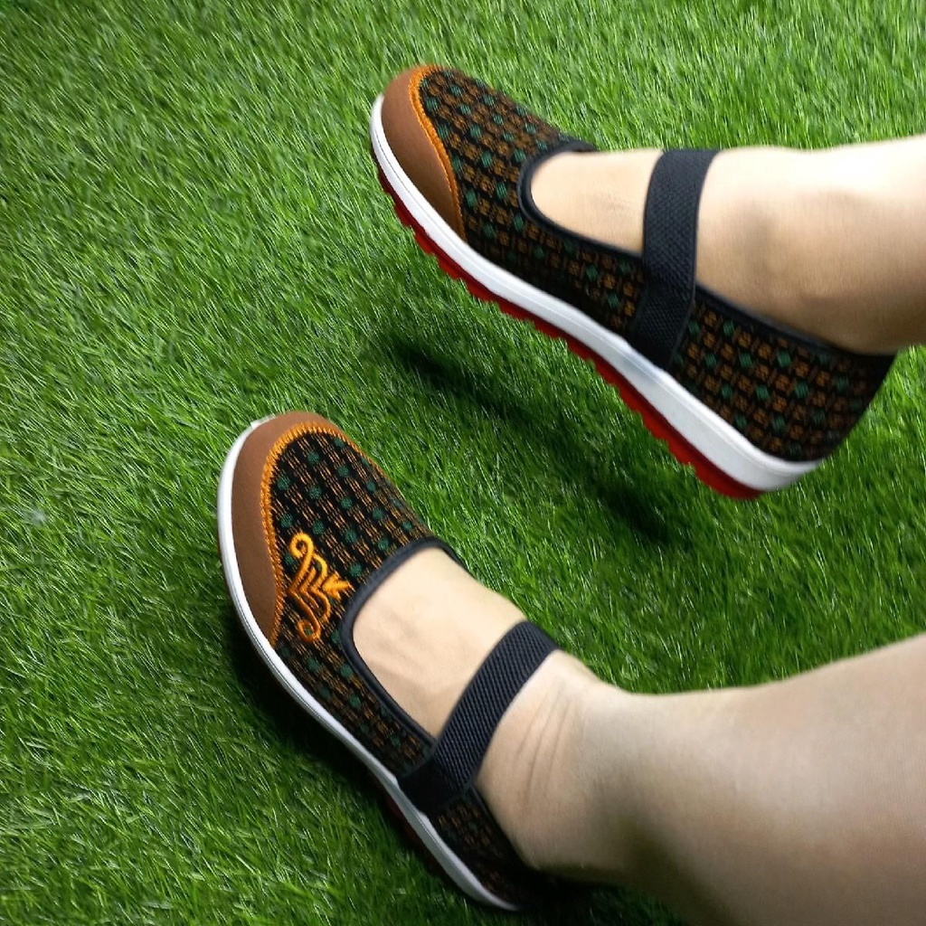 Giày trung niên vải nữ đế cao su xuồng 2p thêu màu vàng màu xanh .quai chun