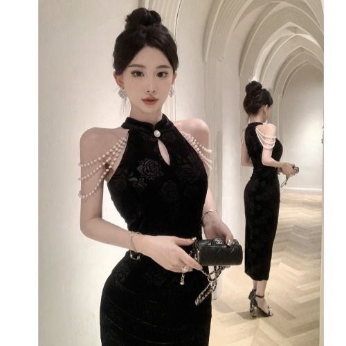 Sườn Xám Nhung Dáng Dài Đính Ngọc Trai Phối Dây Xích Thời Trang Sang Trọng Cho Nữ