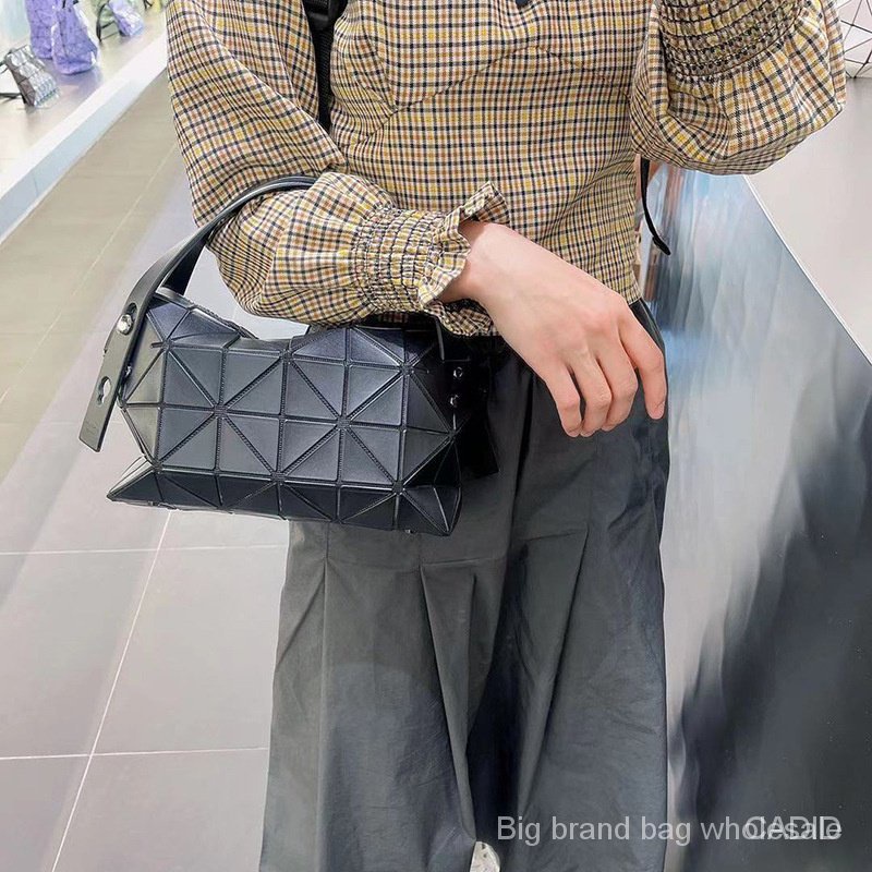 Túi Xách issey miyake Họa Tiết Hình Học Đính Kim Cương Giả Phong Cách Mới Cho Nữ