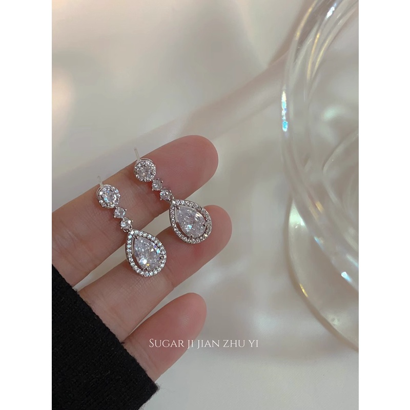 Khuyên Tai Đính Kim Cương Lấp Lánh Kiểu Hàn Quốc Sang Trọng