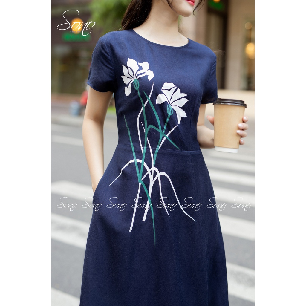 SONO - Đầm linen có tay vẽ hoa ly trắng