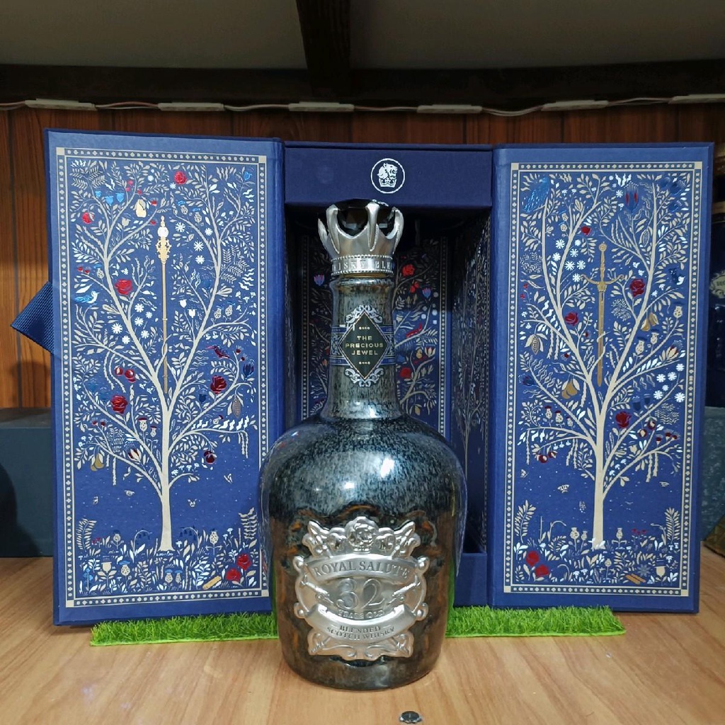 Vỏ chai Chivas 32 năm Full Box Xuất xứ Scotland trưng bày decor mới 99% (chai rỗng)