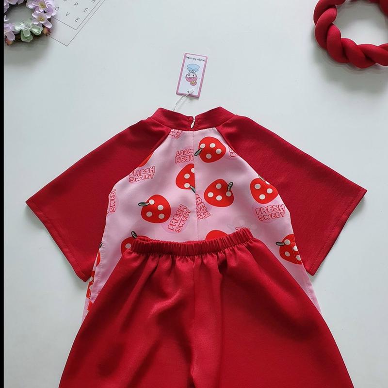 Áo dài Mẹ và Bé trái dâu đỏ kèm mấn cho bé mùa Tết