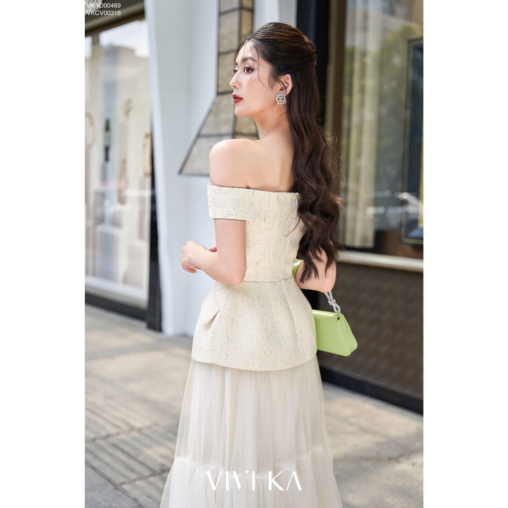 VIVIKA - Áo tex trễ vai phối nút đá - VKAO00469