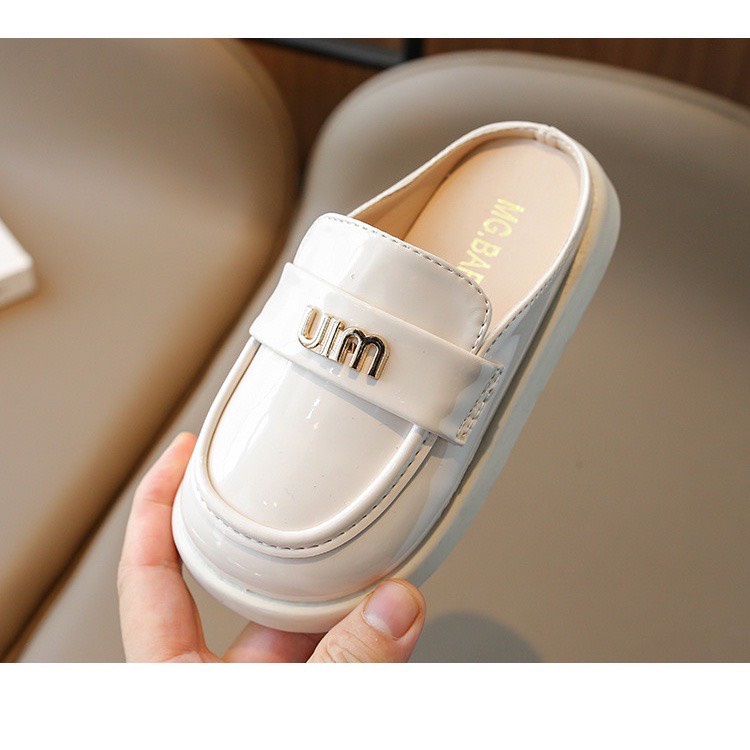 sandal đính chữ Min vàng cho bé gái - dép sục cho bé đế dẻo êm chân đã PU bít mũi bảo về chân Mg baby sành điệu v6609