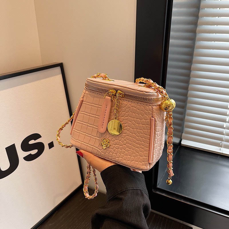 Túi đeo chéo nữ cốp hoa cúc vải bò jean mẫu mới dây đeo quả chuông trang trí