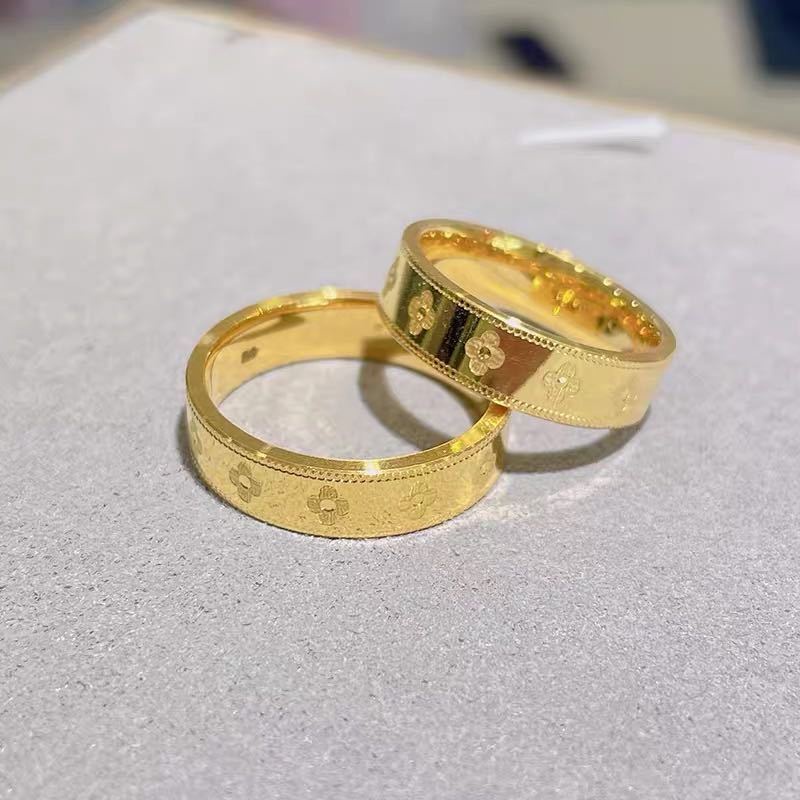 Nhẫn thép titan sang trọng bốn lá mạ vàng 18K sang trọng sang trọng sang trọng phù hợp với mọi trận đấu thanh lịch