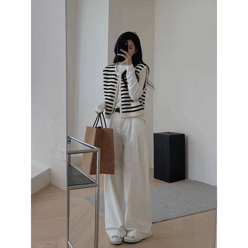 SET  áo gile sọc đen trắng và quần jeans suông màu trắng QC