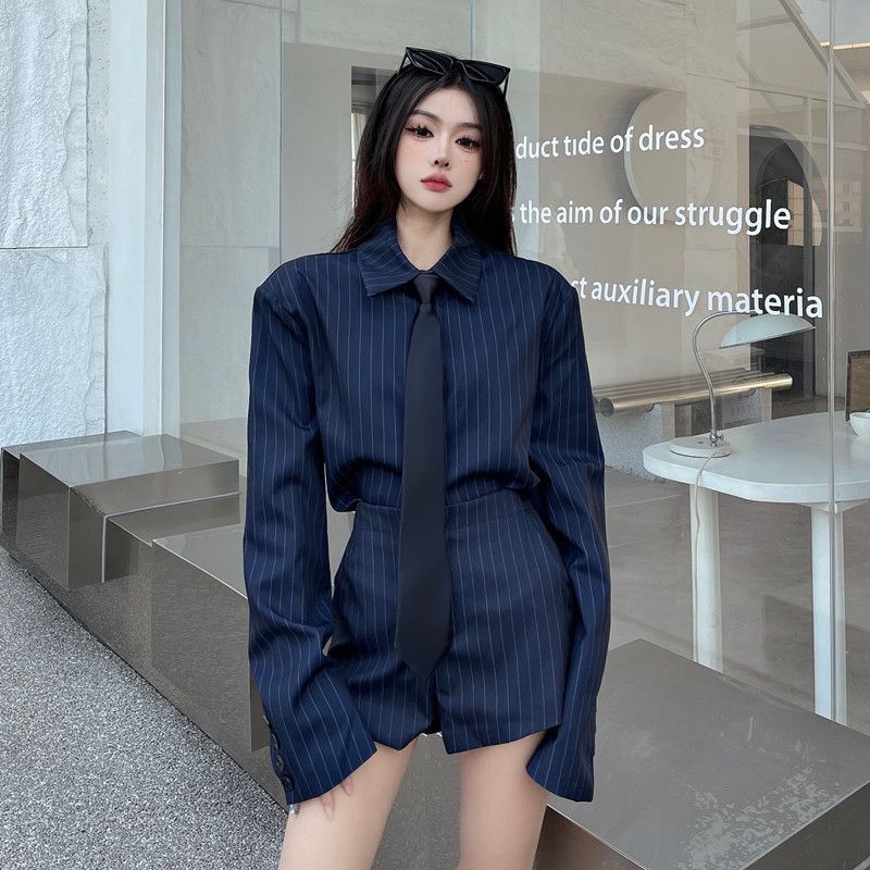 Bộ Áo Sơ Mi Dài Tay Họa Tiết Sọc + Quần Short Lưng Cao Thời Trang Dành Cho Nữ