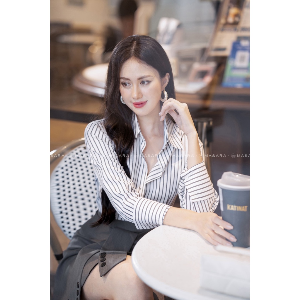 Áo sơ mi kẻ trắng xám form ôm tôn dáng