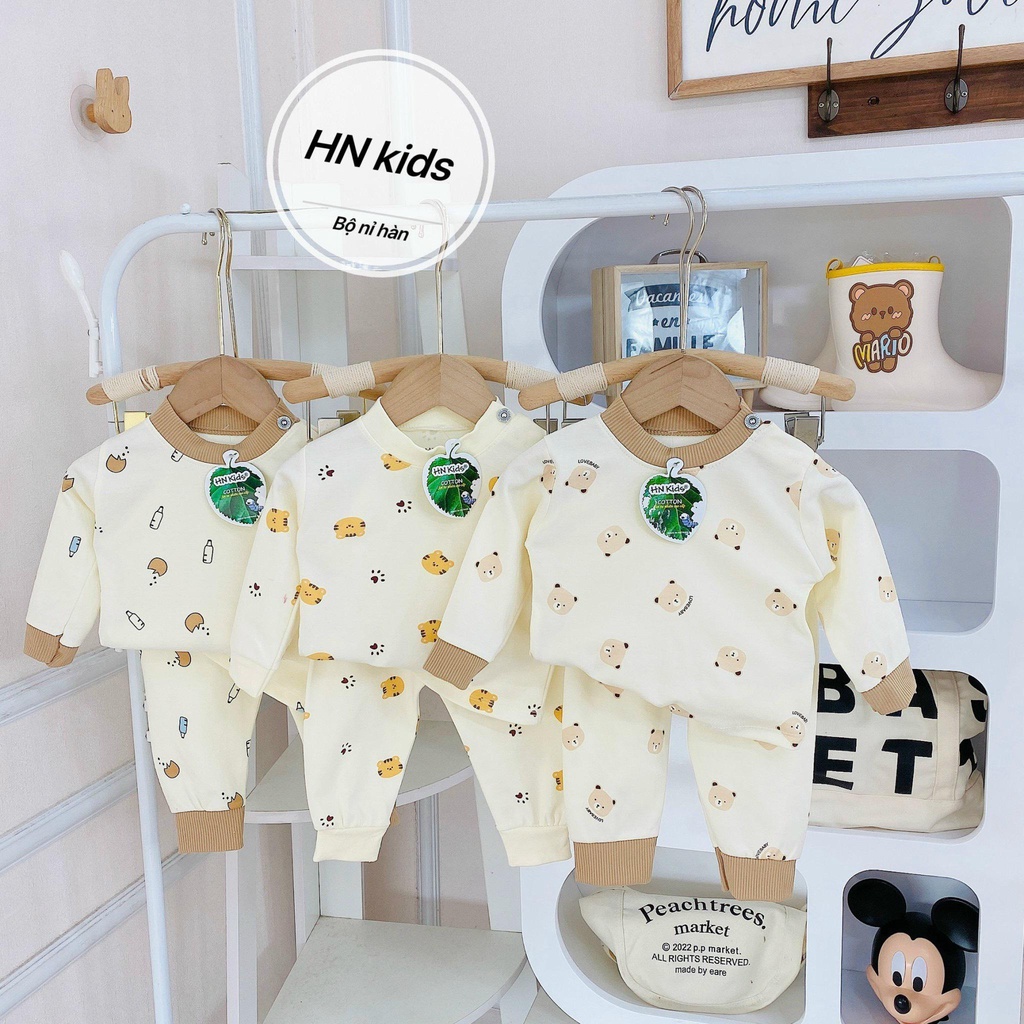 Bộ dài Hnkids cotton nỉ cài vai nền kem cho bé trai, bé gái