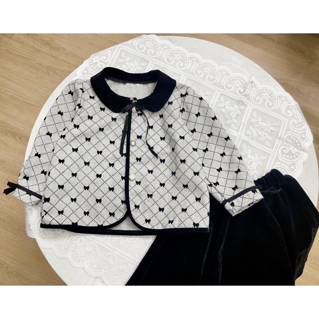 Set Áo Dạ Xám Cổ Sen Họa Tiết Nơ Đính Cúc Ngọc Kèm Chân Váy Nhung Đen Điệu Đà