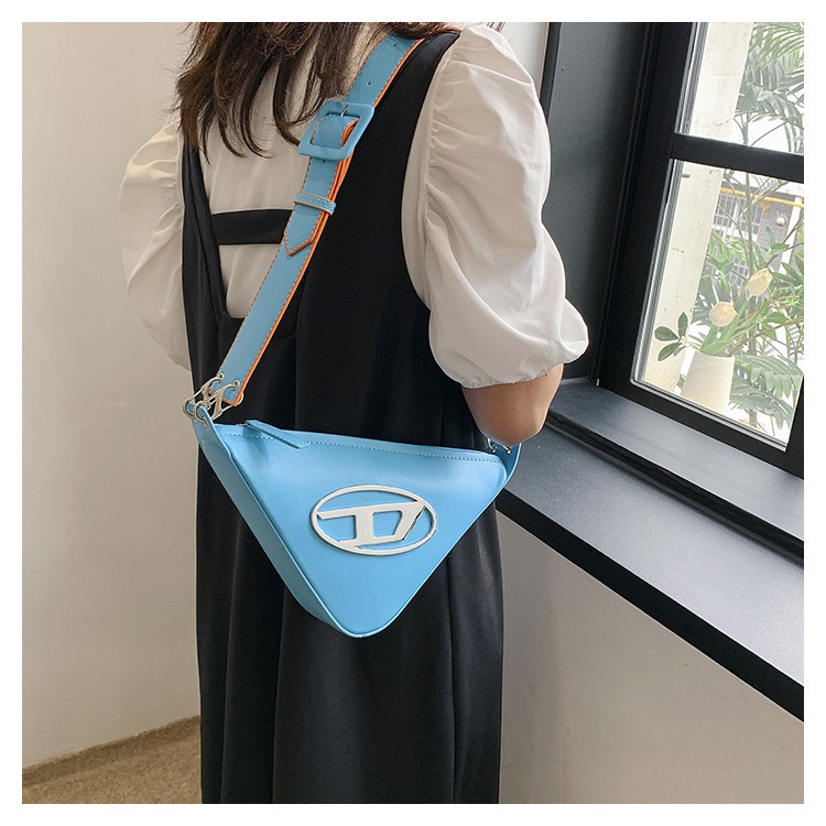 Túi Đeo JASMIN NOIR Chéo Da pu Hình Tam Giác In Chữ Cá Tính Cho Nữ