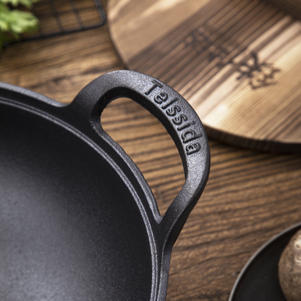 Chảo gang sâu lòng đúc nguyên khối chống dính tự nhiên size 20-25cm dung tích 2.5L, Chảo gang tặng kèm vung gỗ dùng được