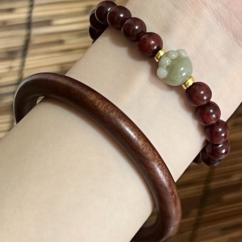 Vòng Tay Gỗ Đàn Hương Màu Đỏ Hình Chân Mèo Xinh Xắn