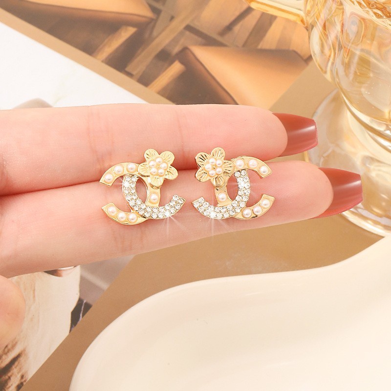 Đôi Khuyên Tai Dáng Dài Đính Ngọc Trai Thiết Kế Thời Trang