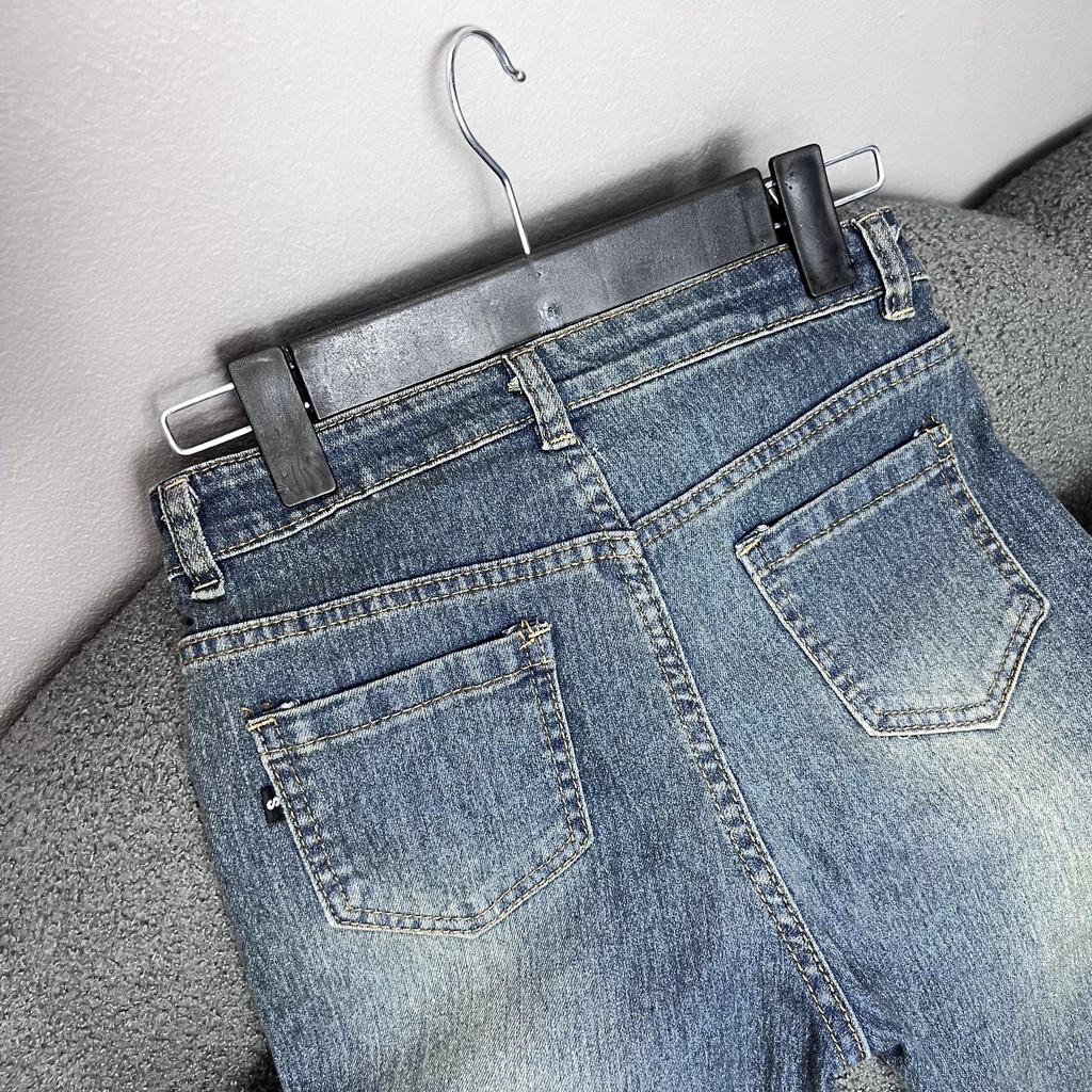 Quần Jean nữ ống loe màu xanh có 2 túi cơi phía trước trẻ trung