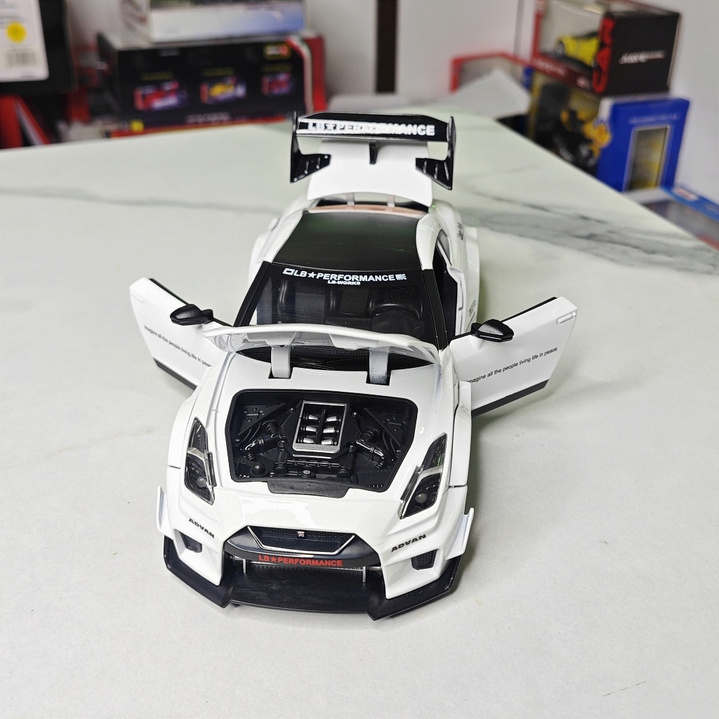 Xe mô hình hợp kim Nissan GTR CSR2 tỉ lệ 1:24 hãng Alloy 2 màu kèm Fig
