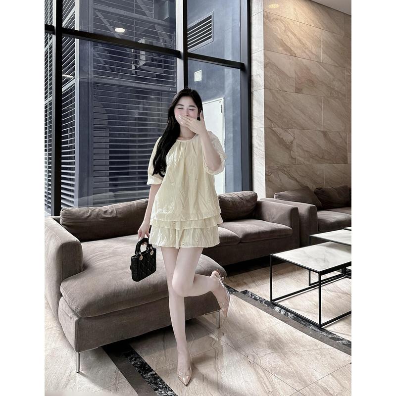 Set Đồ Đôi Mẹ Bé Hoa Thêu Be Mix Chân Váy Tầng
