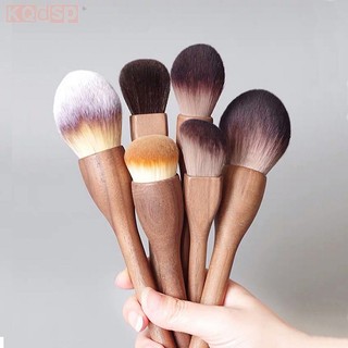 1 cọ trang điểm tay cầm bằng gỗ óc chó cao cấp