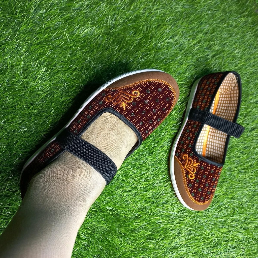 Giày trung niên vải nữ đế cao su xuồng 2p thêu màu vàng màu xanh .quai chun