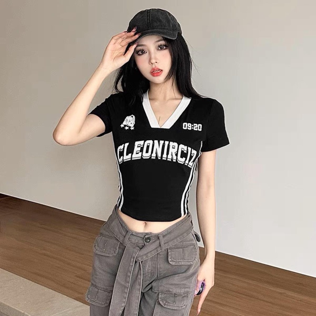 Áo croptop tay ngắn cổ V DaaLaa Store kiểu viền in chữ CLEONIRCIZ phong cách cá tính A5815
