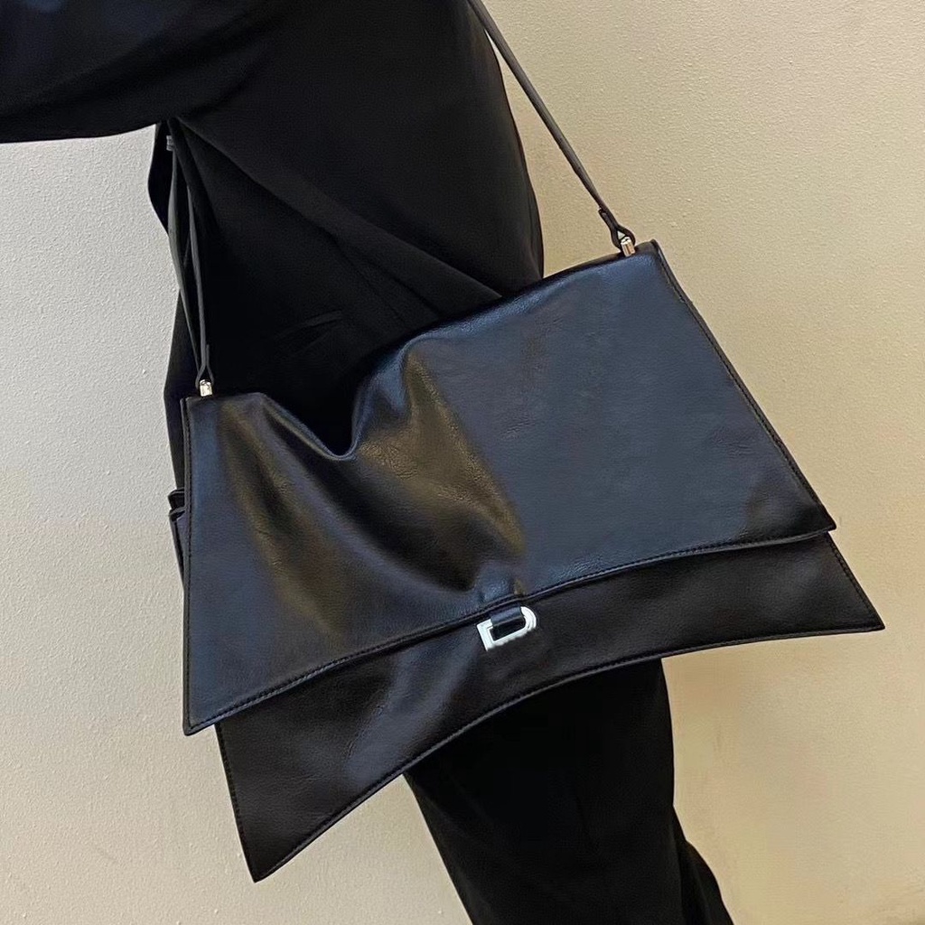 Xiaohongshu Túi Đeo Chéo Vai Màu Tối Phong Cách Công Nghiệp Nặng Thời Trang Thu Đông 2023