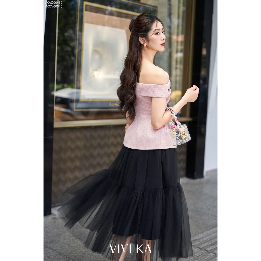 VIVIKA - Áo tex trễ vai phối nút đá - VKAO00469