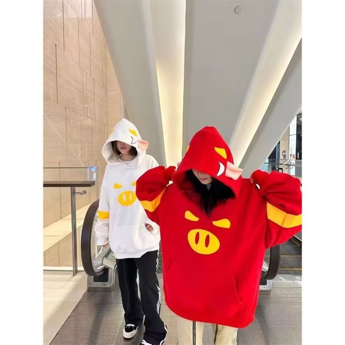 Áo sweater Chui Đầu Vải Nhung In Hình Chú Heo Dễ Thương Cho Cặp Đôi
