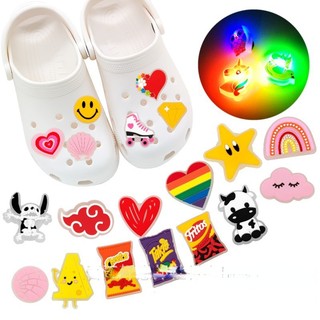 Hoạt Hình Phụ Kiện Trang Trí Giày Trượt Patin Có Đèn led Biểu Tượng Cảm Xúc emoji croc Jojo Cho Nữ