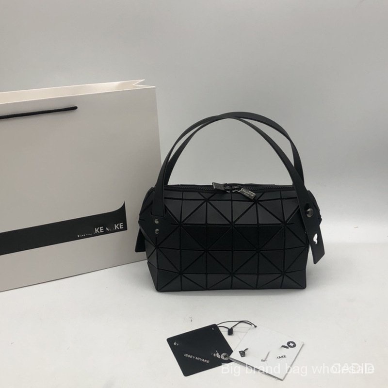 Túi Xách issey miyake Họa Tiết Hình Học Đính Kim Cương Giả Phong Cách Mới Cho Nữ