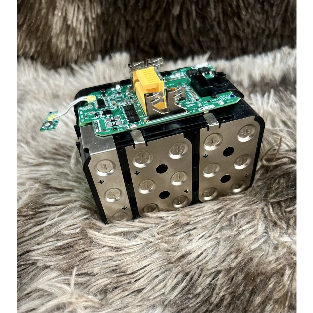 Vỏ mạch Makita 18V 5s 3P nhận sạc zin, có cân bằng và Led báo pin.