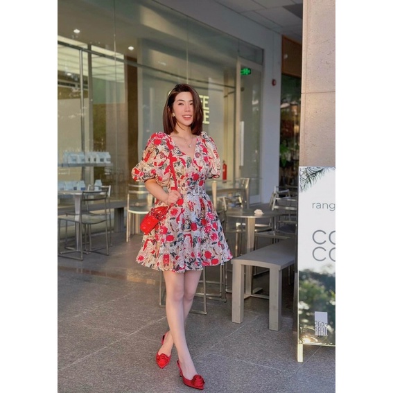Váy gấm hoa cổ V tay bồng