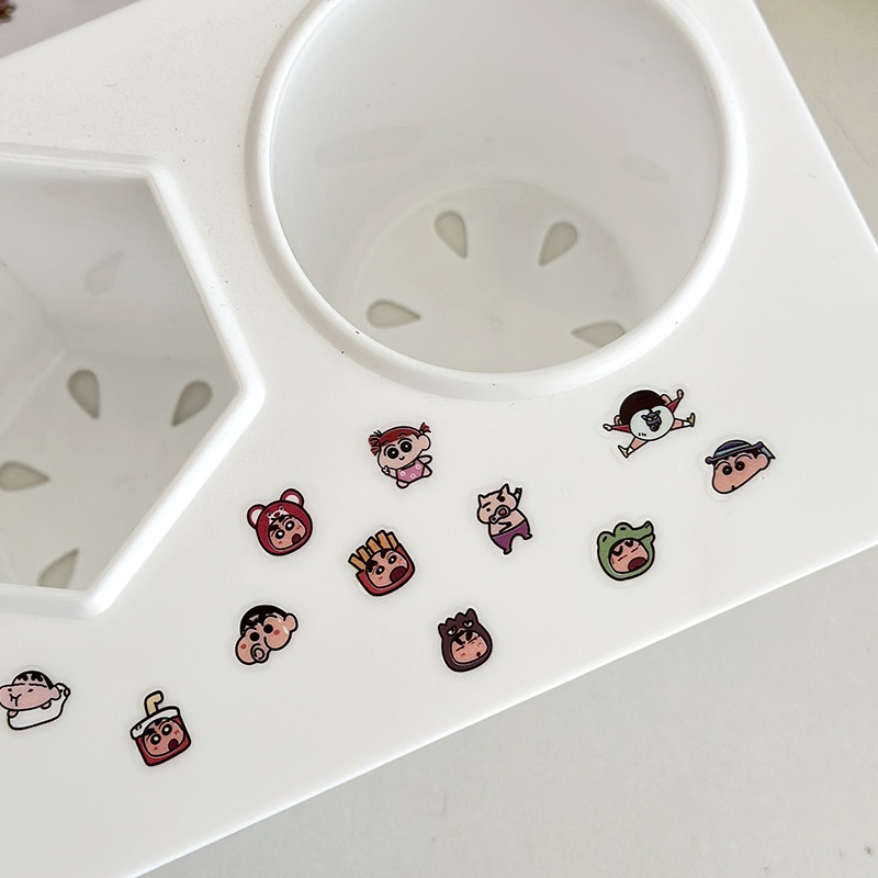 Miếng Dán pvc mini Trong Suốt Họa Tiết Hoạt Hình Cậu Bé Bút Chì shin-chan Trang Trí