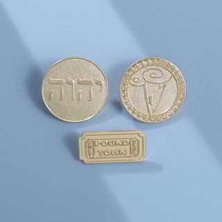 Tag cài áo hình vé máy bay màu vàng kim in chữ hebrew