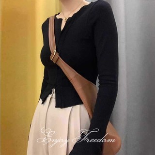 Áo thun croptop tay dài cổ chữ v xẻ tà thời trang thu đông cho nữ