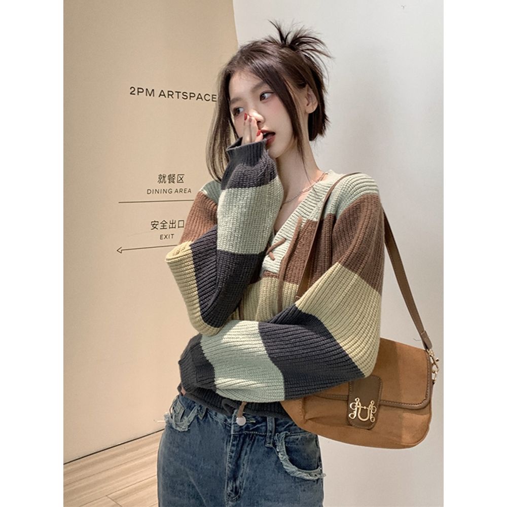 Áo Len Tay Dài Cổ Chữ v Họa Tiết Sọc Ngang Thời Trang Cho Nữ，Áo len nữ rộng sweater cổ tròn dài tay chất len vặn thừng dày dặn cao cấp phong cách Hàn Quốc