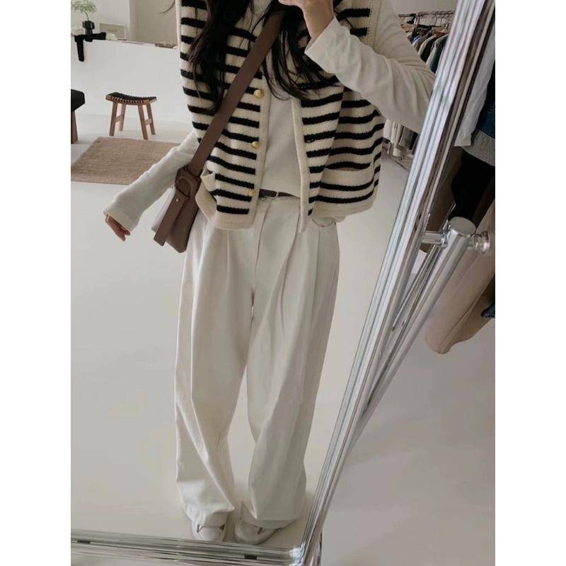 SET  áo gile sọc đen trắng và quần jeans suông màu trắng QC