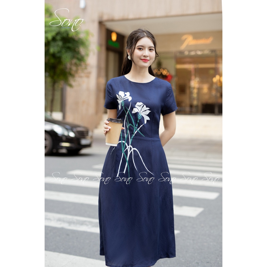 SONO - Đầm linen có tay vẽ hoa ly trắng