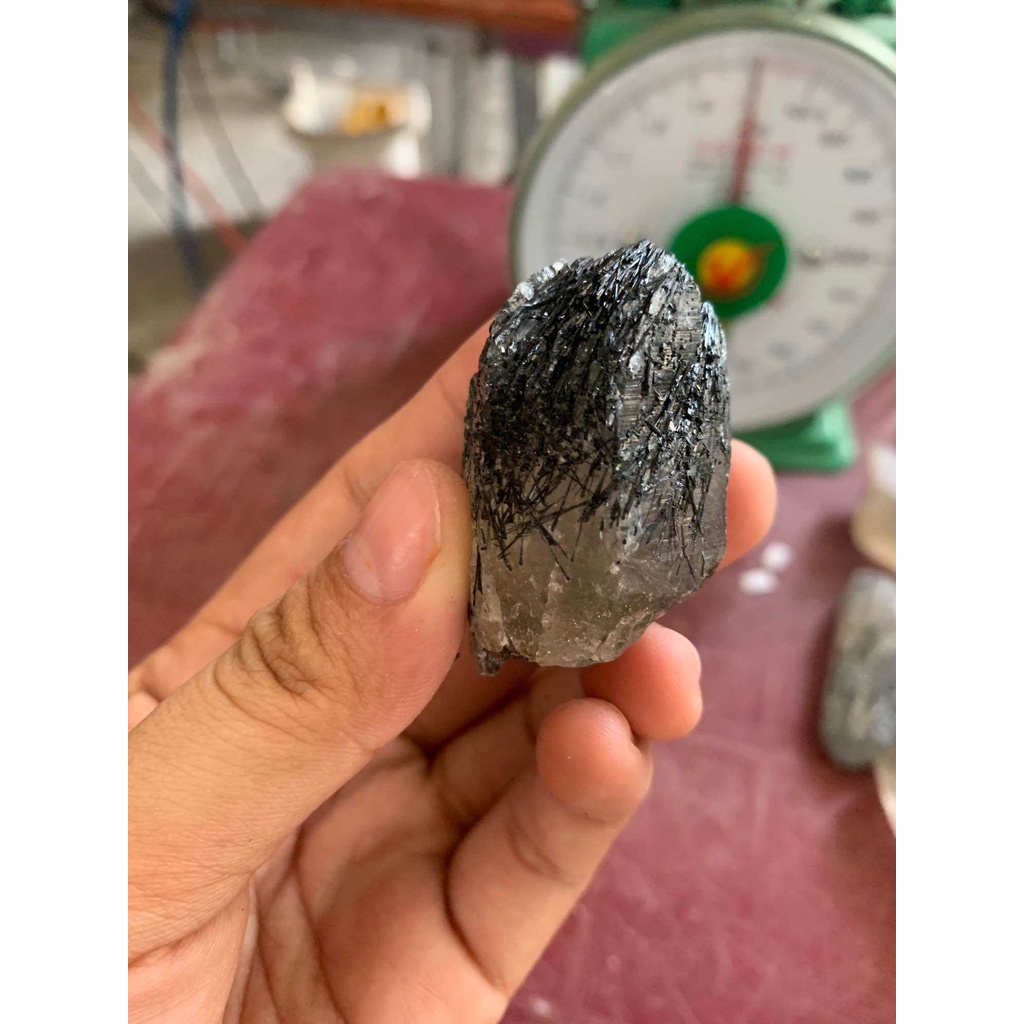 Đá thạch anh tóc đen nguyên bản thô dùng trang trí nhà cửa thanh tẩy năng lượng cao4,5cm nặng60gram