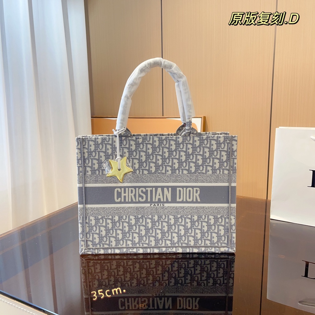 DIOR limited embroidery shopping bag fashionable personalized whole body embroidery design versatile and low-key retro fashion portable shopping bag