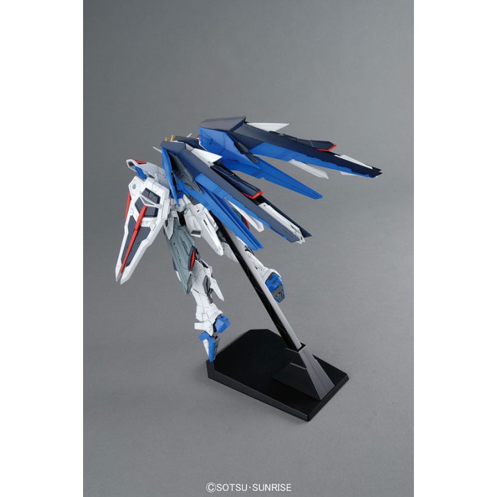 Mô Hình Lắp Ráp Gundam MG ZGMF-X10A Freedom 2.0 Tặng ô tô