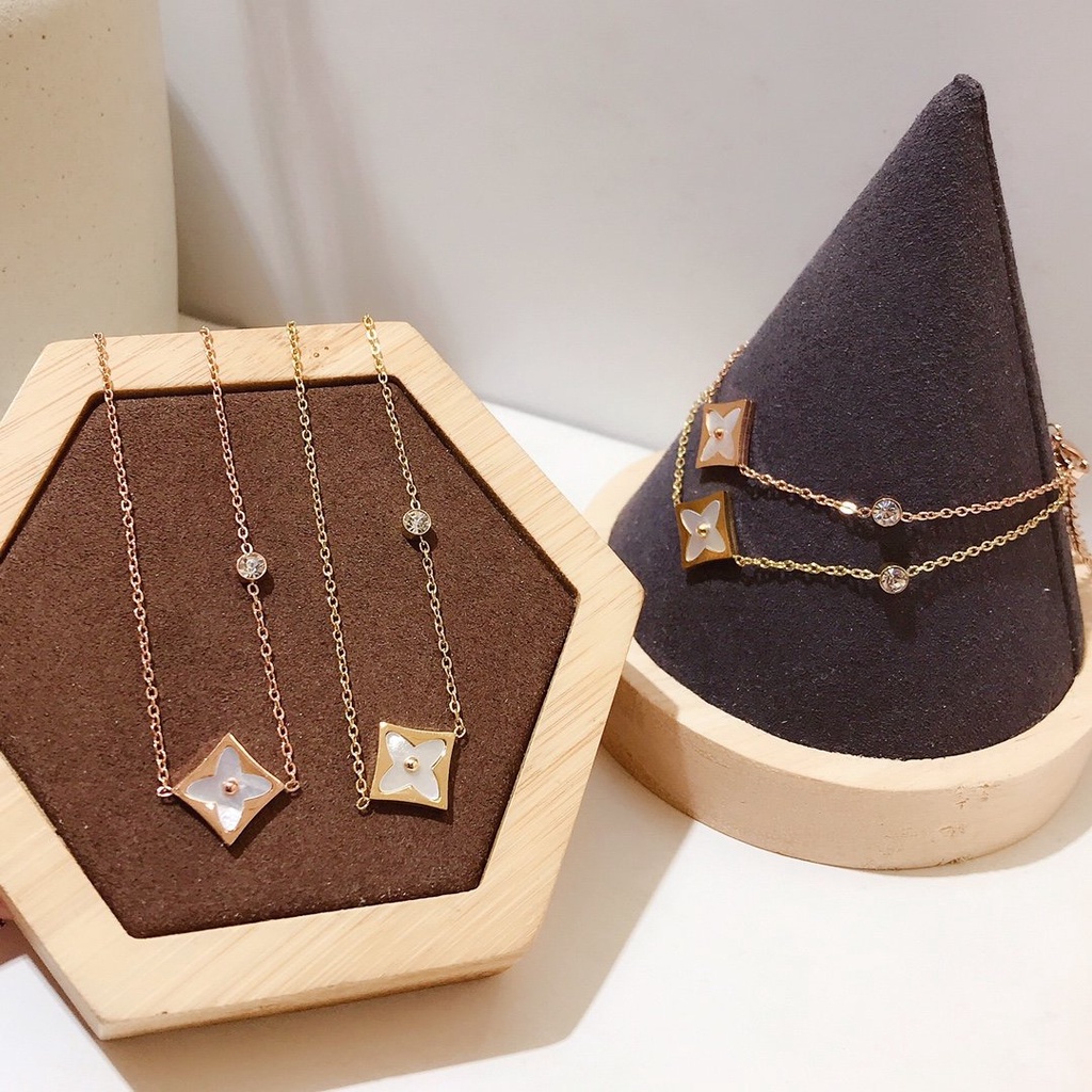 Vòng Tay louis vuitton Bằng Thép Titan Khắc Chữ lv monogram