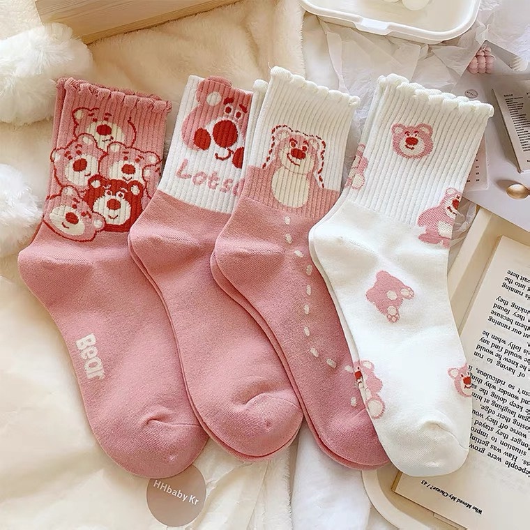 1 Đôi Vớ Thể Thao Màu Hồng Hình Gấu Và Dâu Tây Dễ Thương